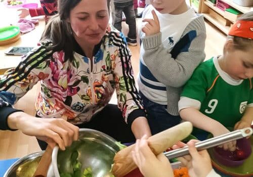 kids-salad-making
